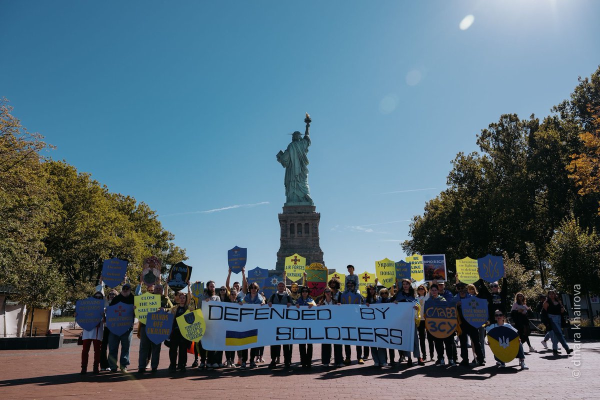 UKRinNewYork's tweet photo. As we celebrate the 🇺🇦 Defenders Day, 14 of October,many gathered to commemorate the Ukranian heroes, each one a shield protecting the most fundamental values any nation stand for; freedom, right to exist and right to live.  
#DefendersDay  #SlavaUkraini 📸 by @dinara_khairova https://t.co/Ylnl8Pi9bx