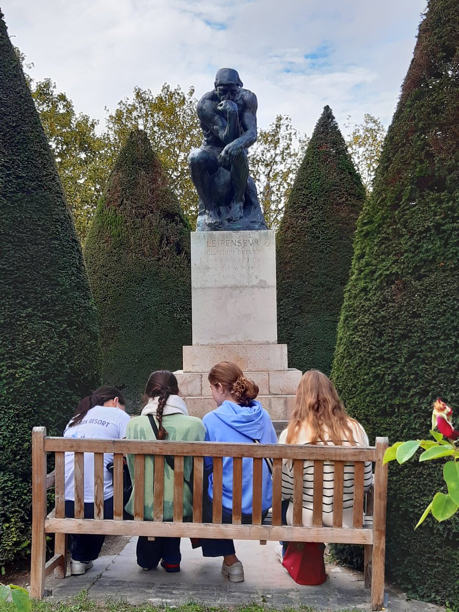 Le Penseur avec des filles pensives