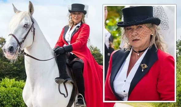 DennyWingrove's tweet photo. Claire looked stunning tonight riding to her wedding. As always through out the hour long episode - she did not disappoint and just kept giving her best. Well done #claireking -you were brilliant. Please tell her  @emmerdale @collectiveurban @MelanieBlakeUK https://t.co/DzqLDmmFXW