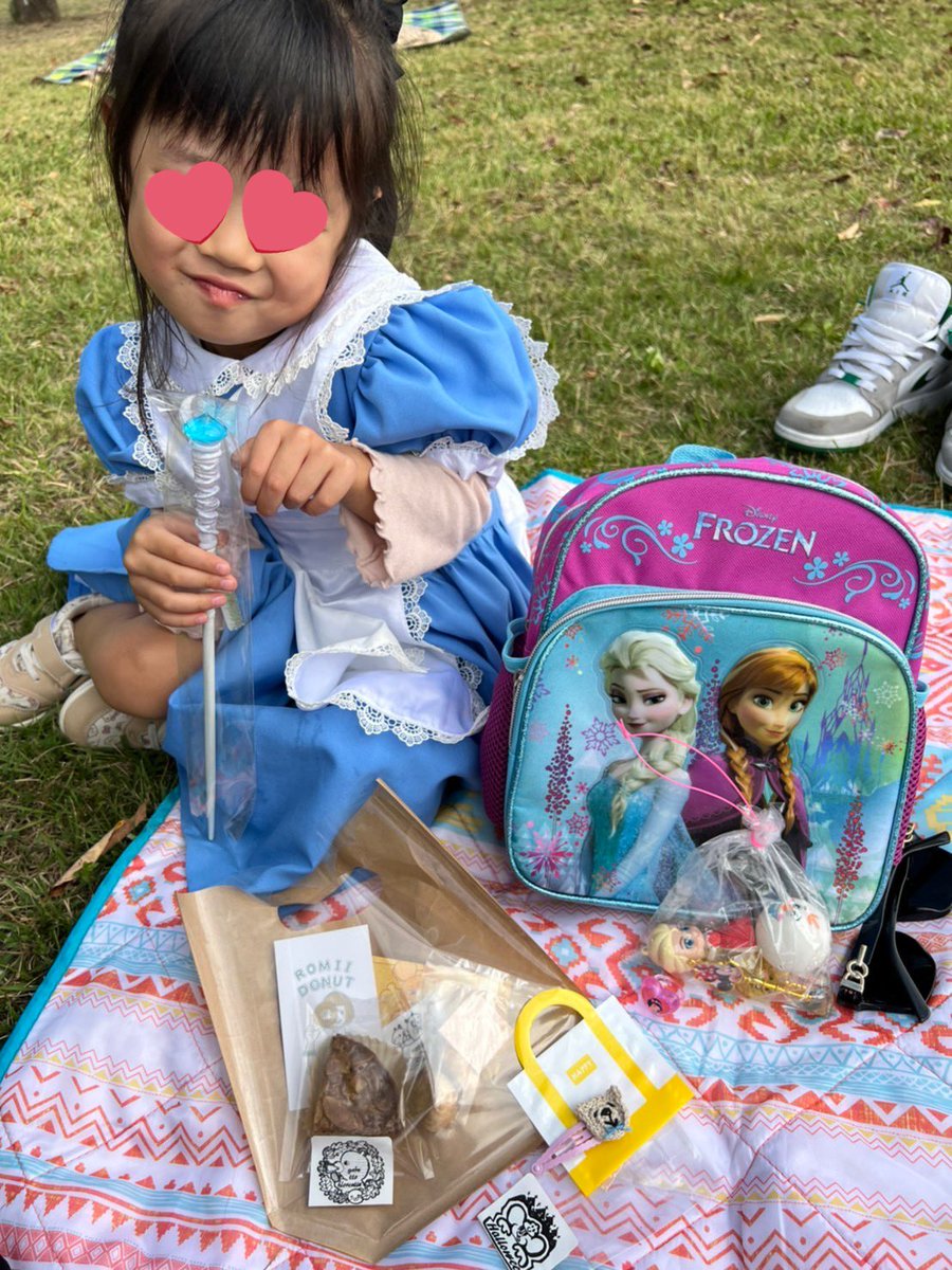grp503mk's tweet photo. 1日目雑貨村atちび子達連れて楽しみましたよ
ちび子はアリスに変身☺️色んなブースで目がキラキラ(ღ✪v✪)
ちび子の今回お気に入りは水色だったのかな?魔法の杖を持ってご満悦💕
#雑貨村at
#魔法あいてむfafan
#flaver
#茨城県植物園
#村フォト https://t.co/snq17B4r4F