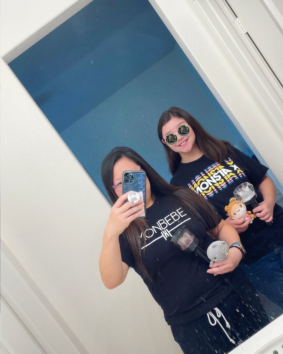 NursePatty's tweet photo. We may not be seeing our precious #MONSTAX today in Pasadena but we will be wearing our shirts &amp; taking #Nunugom &amp; #Hamgom for a trip to the Santa Monica Pier ❤️🐻❤️🐹 @OfficialMonstaX #MONBEBE #셔누 #기현 #SHOWKI https://t.co/sXzezqIzM2