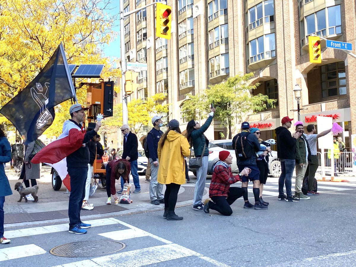 ShaneD75's tweet photo. I’ve felt disconnected from our run community as I’ve been sidelined with injuries. That all changed today thx to my awesome @RunTOBeer crew &amp; the runners/spectators at the TCS #Toronto Waterfront Marathon! It reminded me of why I ❤️ running! 
Congrats to everyone that raced! 👏🏻 https://t.co/HyCj80Mat2
