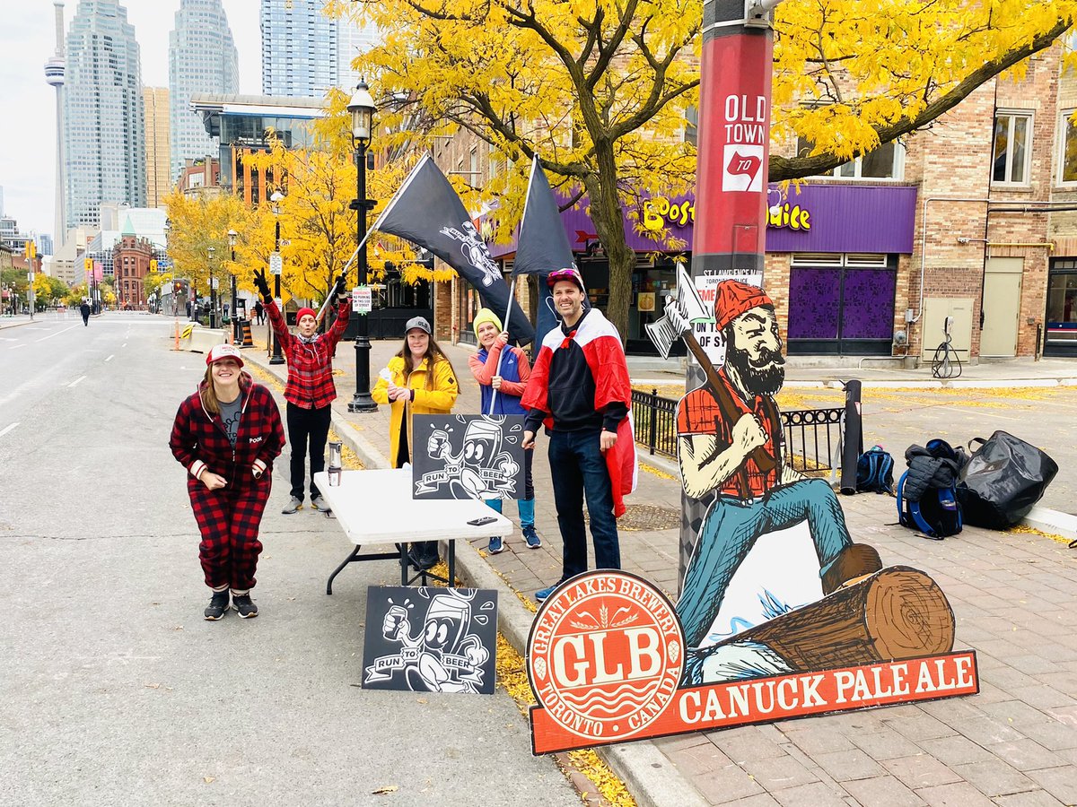 ShaneD75's tweet photo. I’ve felt disconnected from our run community as I’ve been sidelined with injuries. That all changed today thx to my awesome @RunTOBeer crew &amp; the runners/spectators at the TCS #Toronto Waterfront Marathon! It reminded me of why I ❤️ running! 
Congrats to everyone that raced! 👏🏻 https://t.co/HyCj80Mat2