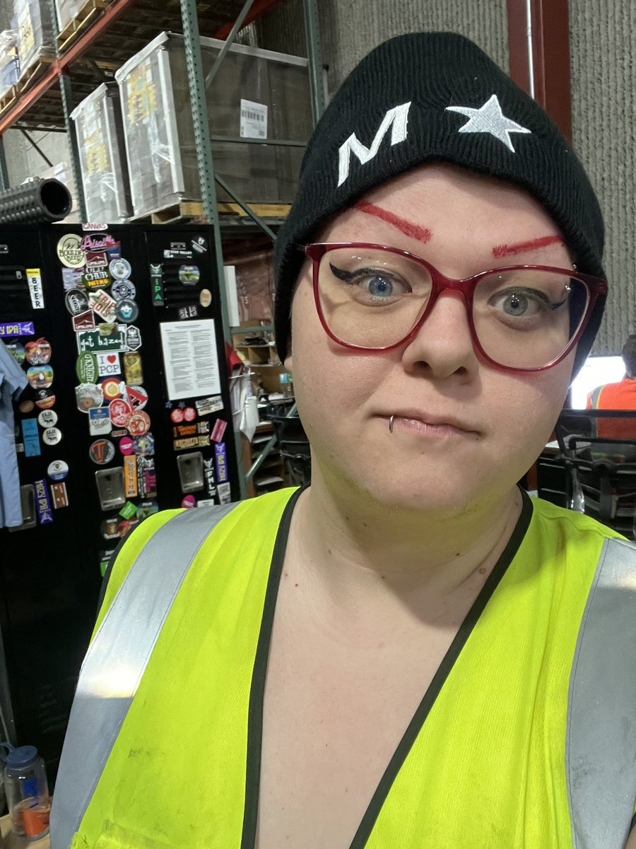 PlasmaCanvas's tweet photo. @Debr4H I feel like you definitely took this photo in the same building where I took this god awful selfie https://t.co/jgiI2sJLmX