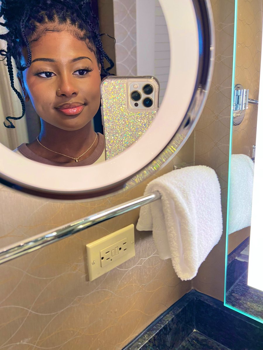stephoneeyyy's tweet photo. Bathroom selfies ✨✨ https://t.co/hH4ZehVgPe