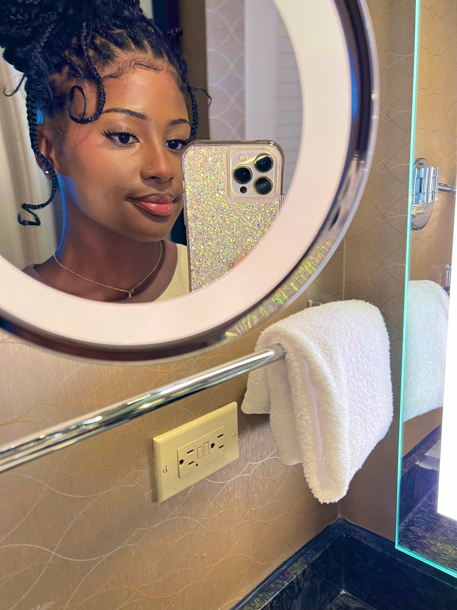 stephoneeyyy's tweet photo. Bathroom selfies ✨✨ https://t.co/hH4ZehVgPe