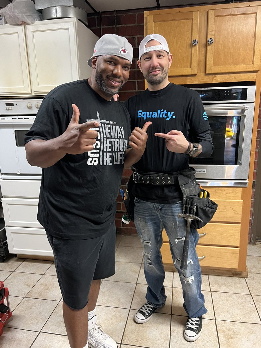 When your ISM @SamuelJewsome wife is having electrical problems at her bakery and it was your former profession and favorite hobby! ⚡️⚡️⚡️
#EasyFix #Sparky #Lifeatatt <a href="/ATT/">AT&T</a> #Electrician #IBEW
