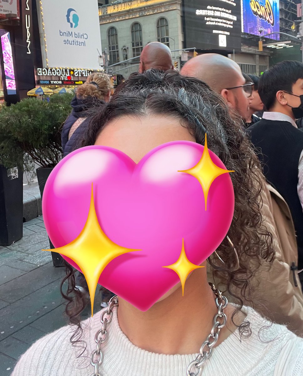 heeheeddeungie's tweet photo. I just saw hes in the photos of me checking my hair before my friend took the photos😭 i do have a clear picture of him in the pictures my friend took but I’m not comfortable posting it for both of our sakes https://t.co/Xhq8plkDQc