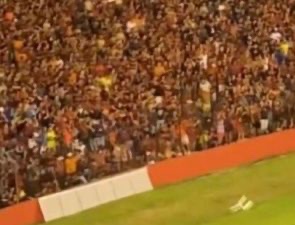 PaiAqui's tweet photo. @PedroMaranhao13 jogador agride torcida com cadeira https://t.co/nbdEMJmDbE