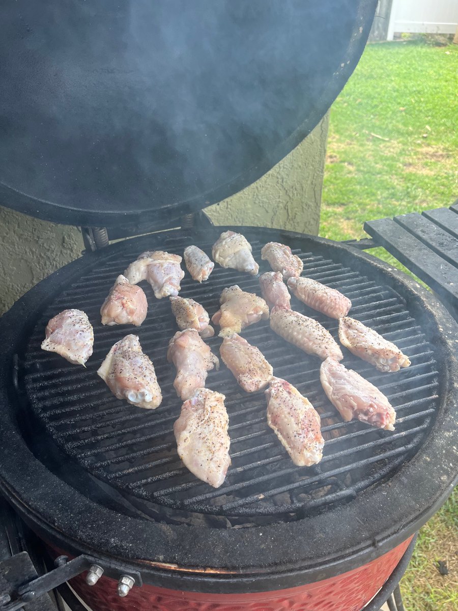 CookingNate's tweet photo. It’s #wingtime! Let’s go @BuffaloBills! https://t.co/o6hVV5KNC3