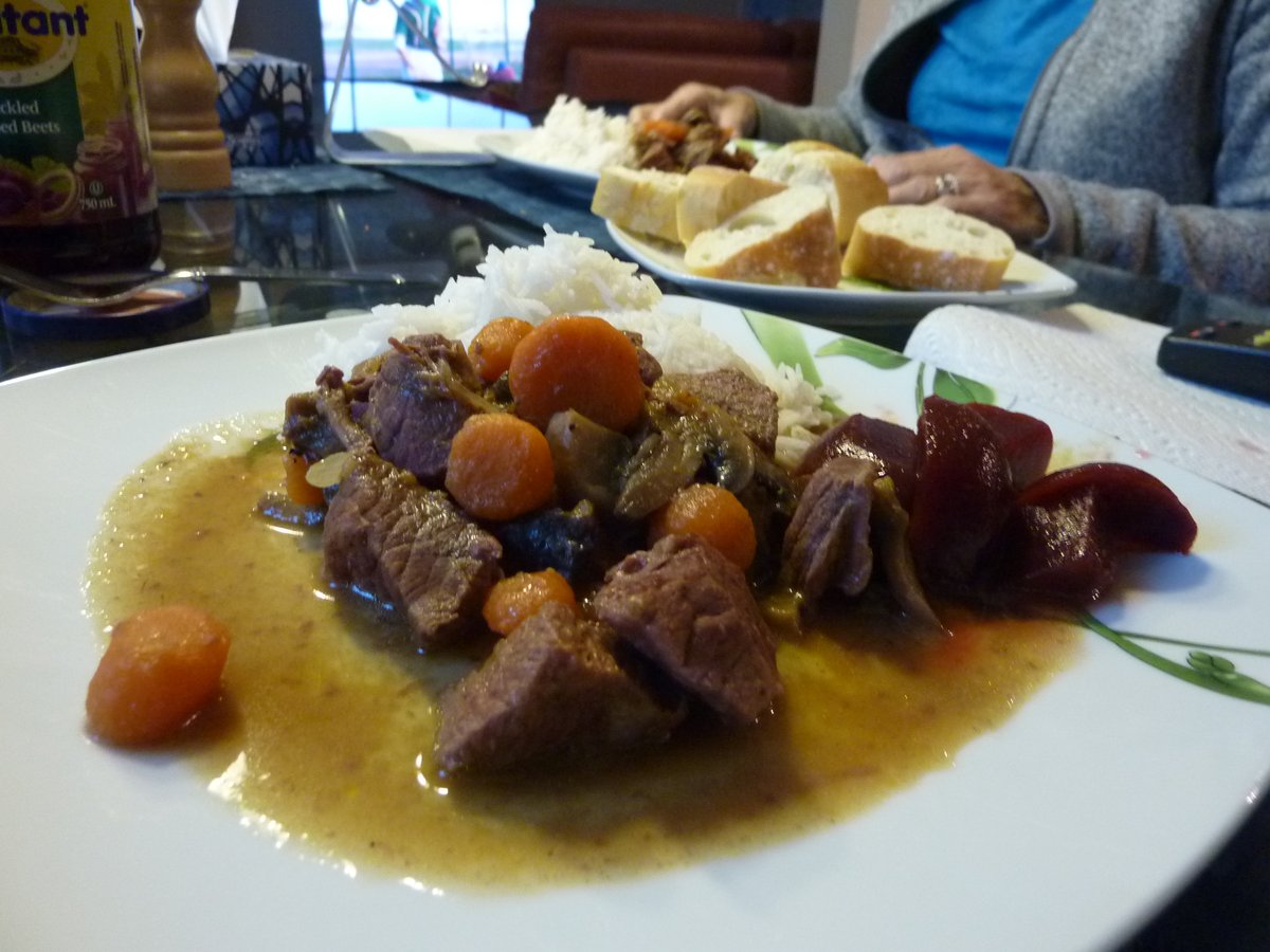 MarcLabelle's tweet photo. C'est pas pour vous narguer, mais... mijoté de boeuf et légumes.
Et betteraves Habitant ! :-))))
#PasDeClasse https://t.co/qKLLFKk7mb