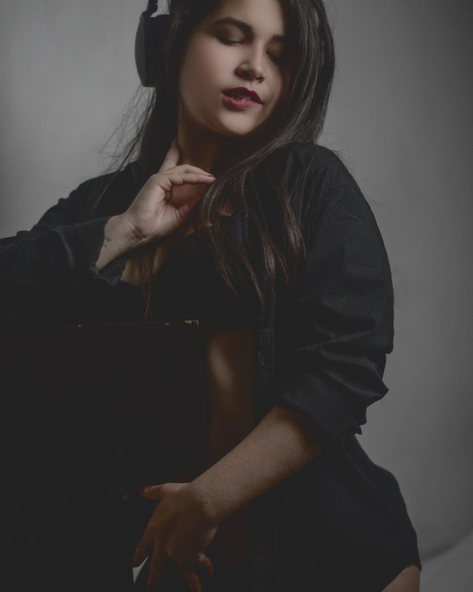 Me hicieron una sesión de fotos y Ame esta. No tiene nada que ver con tarot pero bueno.