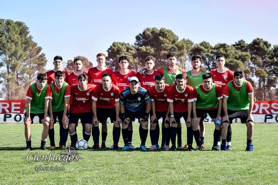 CAAJrDarre's tweet photo. Termino otro año para nuestros equipos. Destacamos a esta division Reserva que por quinto torneo consecuitivo esta entre los primeros puestos, la final vs Dep.Alpachiri fue empate en 4 en el global y en definicion por penales gano el Deportivo. Felicitaciones para todos! 💙⚪💙 https://t.co/bdMNdl7meX