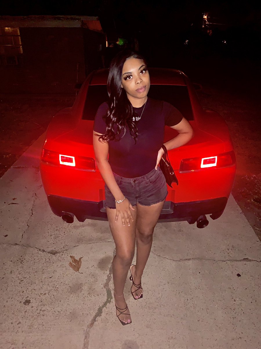 ChanteeeM's tweet image. One of the realest, being pretty just a plus 🖤✨