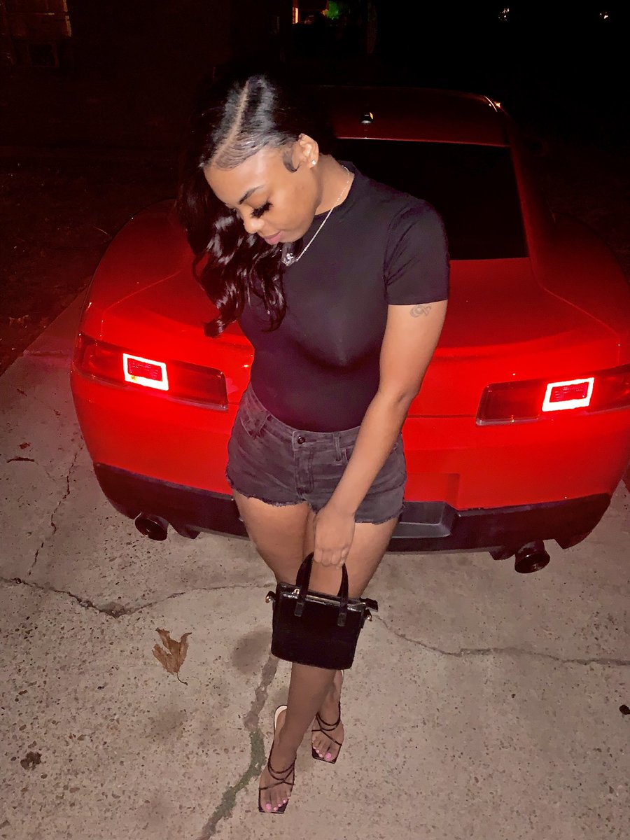 ChanteeeM's tweet image. One of the realest, being pretty just a plus 🖤✨