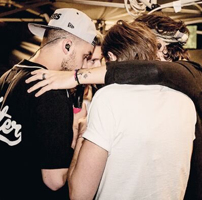 XXNI4LERXX's tweet photo. No les pasa que One Direction en Colombia https://t.co/If5pKygzlA