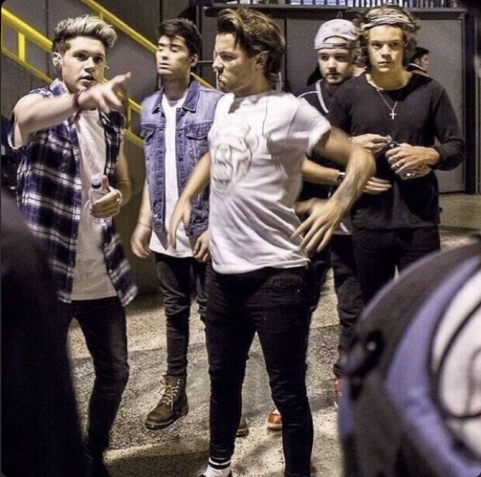 XXNI4LERXX's tweet photo. No les pasa que One Direction en Colombia https://t.co/If5pKygzlA