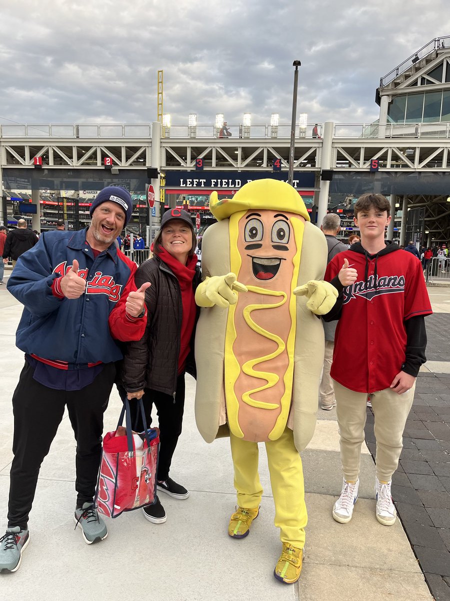 9 innings… 15 innings… Whatever it takes! Let’s go ⁦<a href="/CleGuardians/">Cleveland Guardians</a>⁩! #ForTheLand