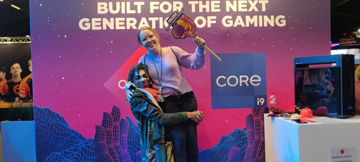 I had such a blast at <a href="/RTMgamesweek/">RTM Games Week</a> 🔥 Big thanks to everyone I met this weekend! And of course <a href="/_shamiku_/">shamiku</a> for the picture and the love ❤️

#omendreamhack22 <a href="/OMENbyHP/">OMEN</a>