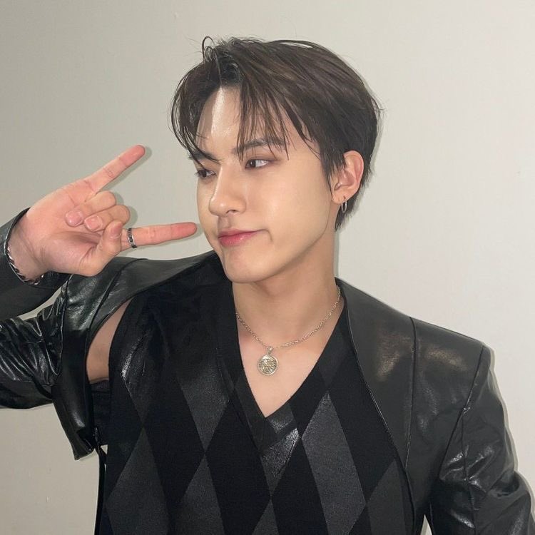 sohnllight's tweet photo. I know it was ten hours ago but. WE MISS YOU TOO ERIC!!!!!! https://t.co/hyaAkd7dDW