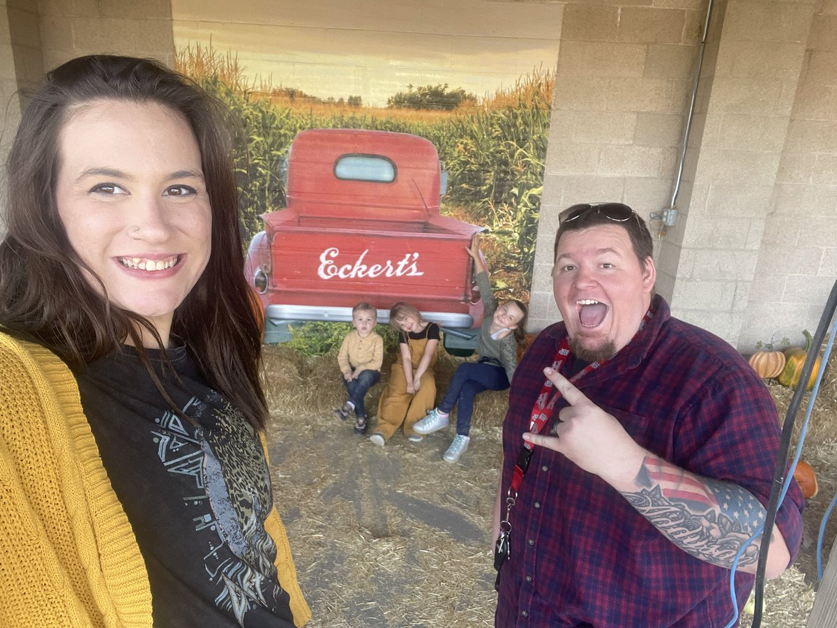 Maxonradio's tweet photo. Pumpkin Farms, Ciders &amp; Brews, it’s our favorite time of year. #eckerts #belleville #illinois #farm #fall #family https://t.co/oVj5LVxgfA