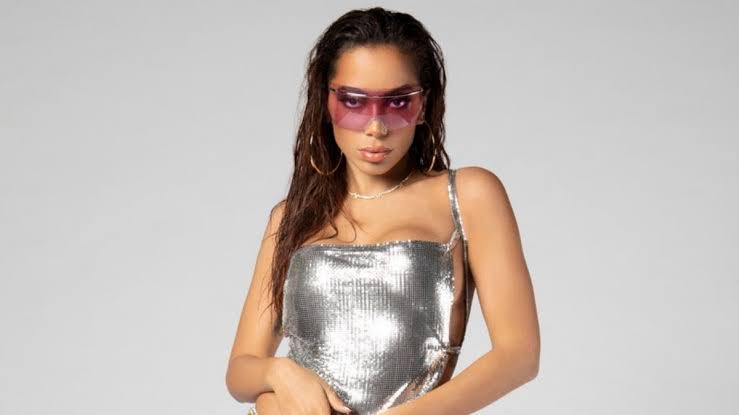 OPdaRabiolaa's tweet photo. Sucesso global, o álbum “Versions Of Me” de Anitta, atingiu 1 BILHÃO de streams no Spotify. A morena misteriosa é a primeira brasileira a conseguir o feito com um disco pop na plataforma. #anitta #VersionsOfMe https://t.co/lmg2nFSZkD