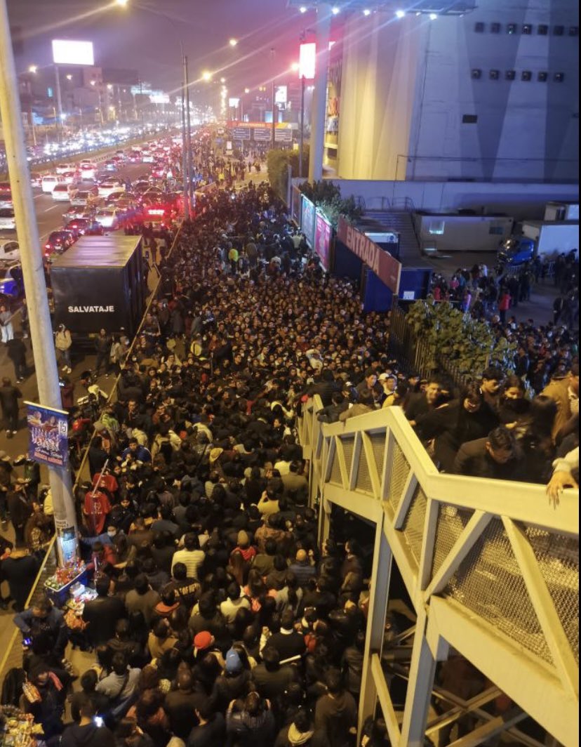 Ayer a la salida del concieto de Calamaro. <a href="/KandavuOficial/">Kandavu</a> ¿esto les parece peligroso o normalón?