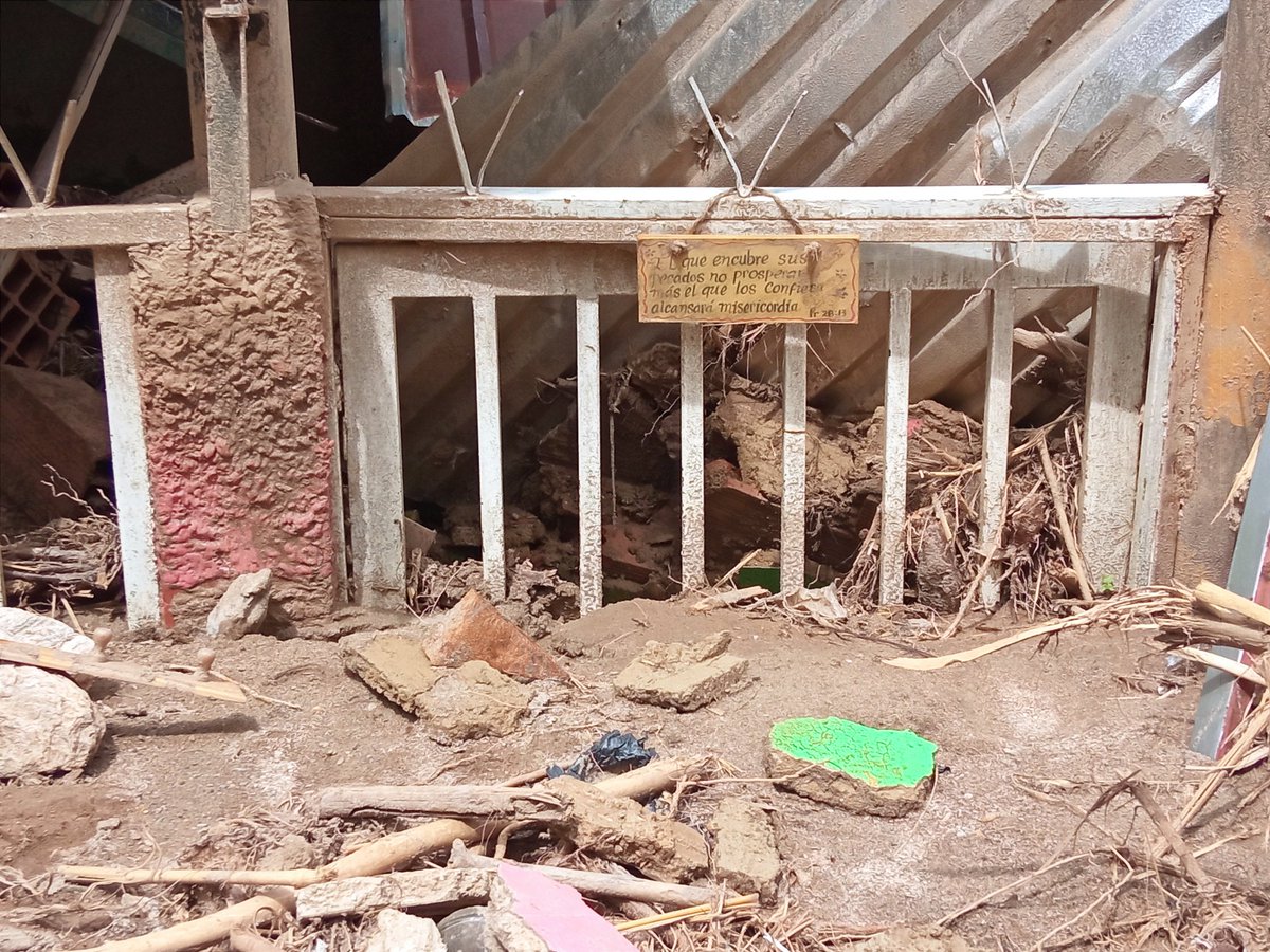 KenjiMillan's tweet photo. Varias personas se encontraban en este templo en Barrio Libertador Vecinos contaron que registraron 17 fallecidos, otras  dos personas fueron encontradas sin vida en "Paracotos" (Miranda), entre éstas,  la pastora. https://t.co/HGCHSHixY5