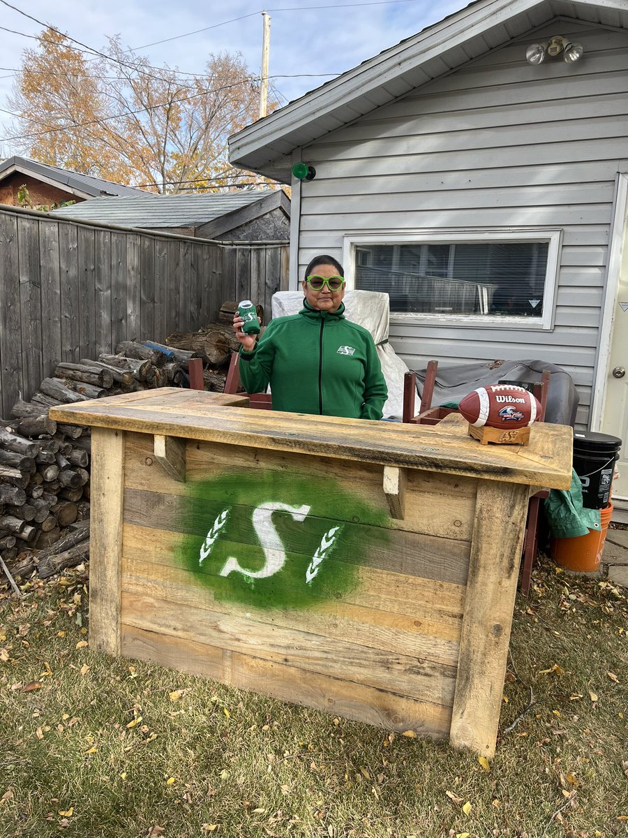 RiderCharm's tweet photo. Cheers…🍻 Luvin’ my custom made retirement gift from my nephew & his wife!!! The #YardBar even has #Rider loonies & poker chips imbedded on the top!!! This just amped up our backyard parties!!! #Darren #Shelley https://t.co/knsXE6KWxg