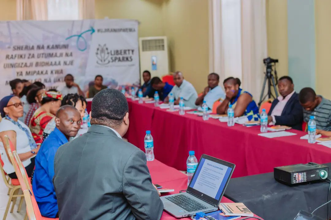 Thrilled to attend a training with 35 secondary teachers,medias,Non for profit &amp; University lecturers on the issue around trade, globalization and AfCFA.This program ended with the launching of the book Trade and Globalization by Eamon Butler and translated by @libertsparks