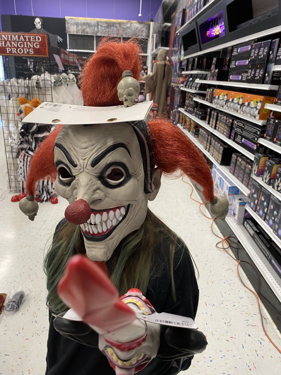 thecosmicdadd's tweet photo. My daughter is always looking for ways to scare me so she came up behind me in a store like this.. https://t.co/mNR43ggLrA