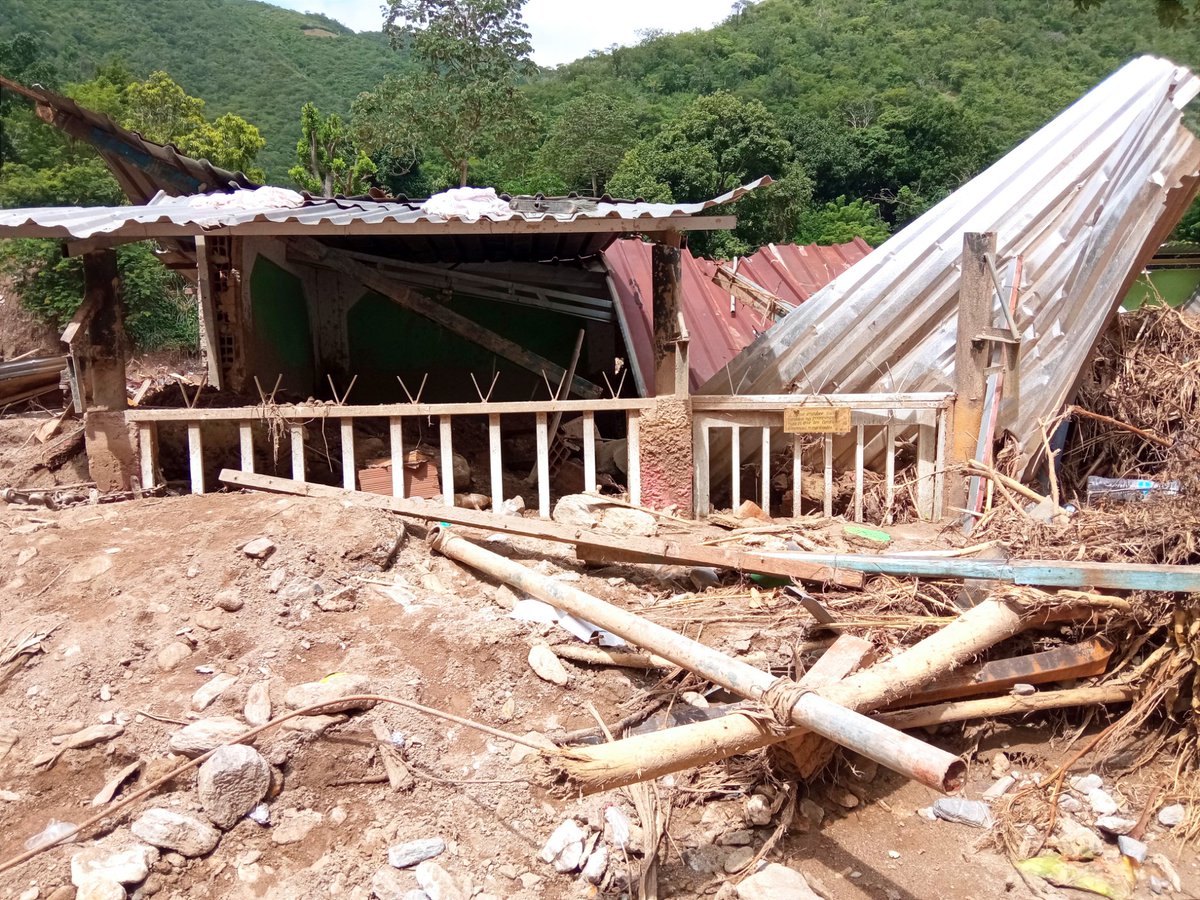 KenjiMillan's tweet photo. Varias personas se encontraban en este templo en Barrio Libertador Vecinos contaron que registraron 17 fallecidos, otras  dos personas fueron encontradas sin vida en "Paracotos" (Miranda), entre éstas,  la pastora. https://t.co/HGCHSHixY5
