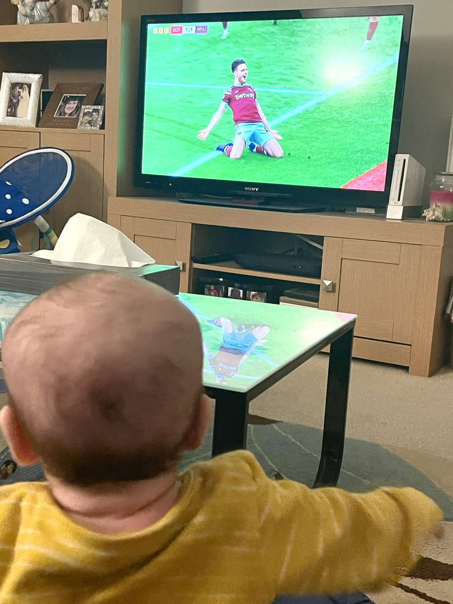 MarleyShowler's tweet image. Introducing Theo to @WestHam @_DeclanRice ⚒⚽️ #littlehammer