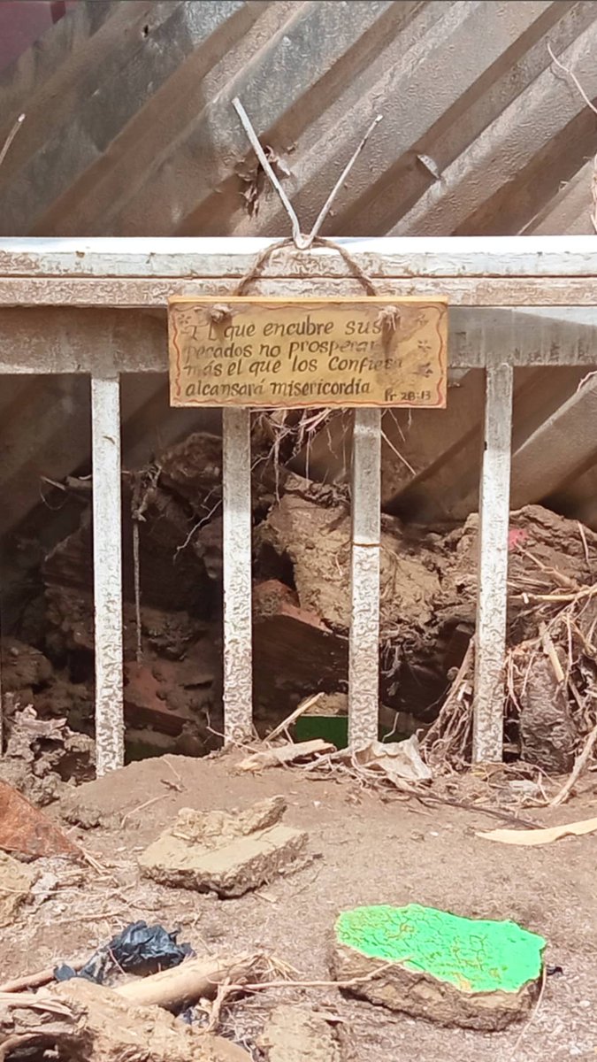 KenjiMillan's tweet photo. Varias personas se encontraban en este templo en Barrio Libertador Vecinos contaron que registraron 17 fallecidos, otras  dos personas fueron encontradas sin vida en "Paracotos" (Miranda), entre éstas,  la pastora. https://t.co/HGCHSHixY5