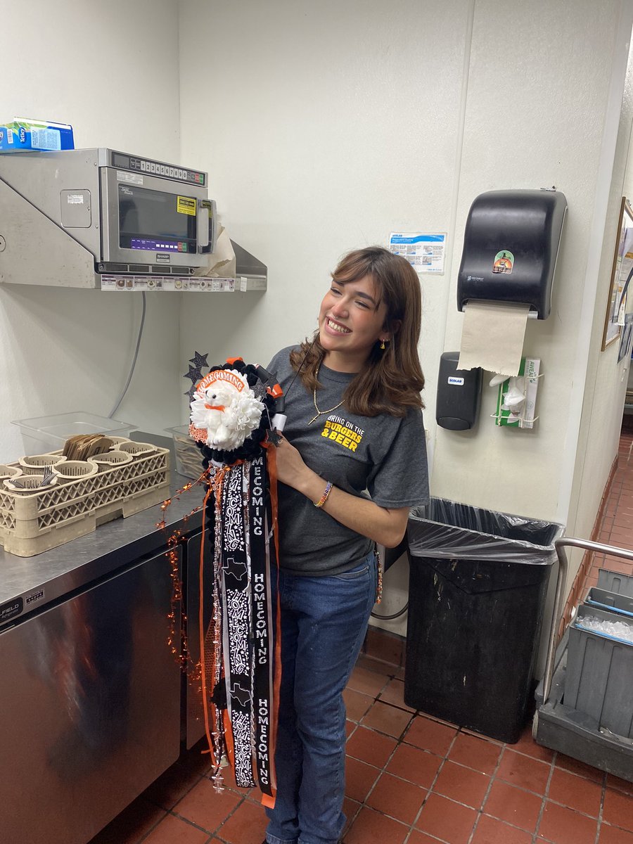 Brandonchilis13's tweet photo. Valeria has homecoming coming up and Melissa made her something! Such a sweet day and you that right there is #chilislove! Love to see it! @pplog93 @JimFromChilis https://t.co/sDSRnjA9TW