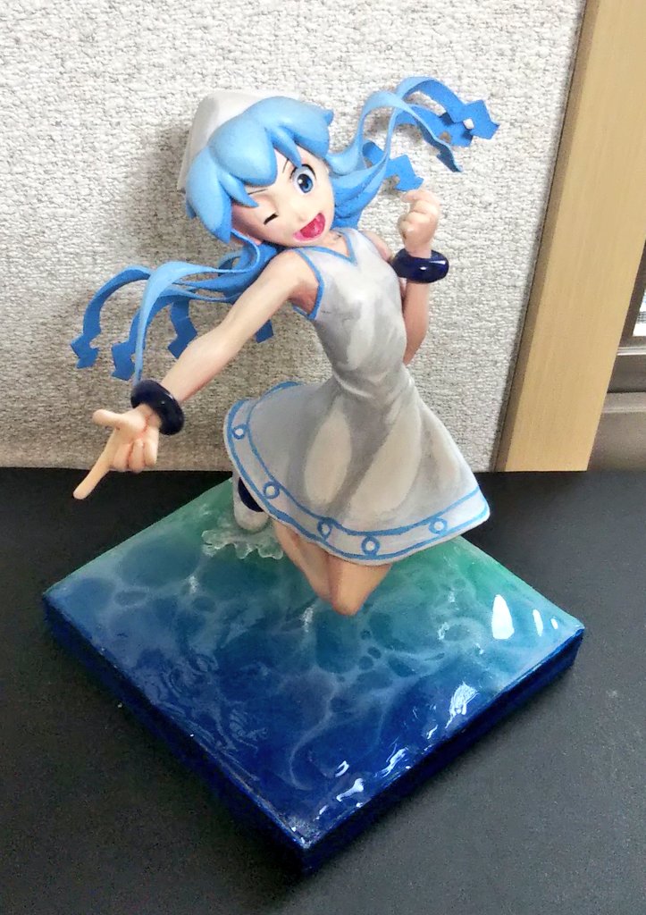 J4VrVSZH2YWyNgh's tweet photo. イカ娘の台座も完成！海で遊んでいる感じに見えるとうれしいです。
前から作りたかったジオラマっぽい本体と台座のフルスクラッチフィギュア！完成！😁
かわいくできてうれしいでゲソ！
#イカ娘 https://t.co/bsDl043IkD