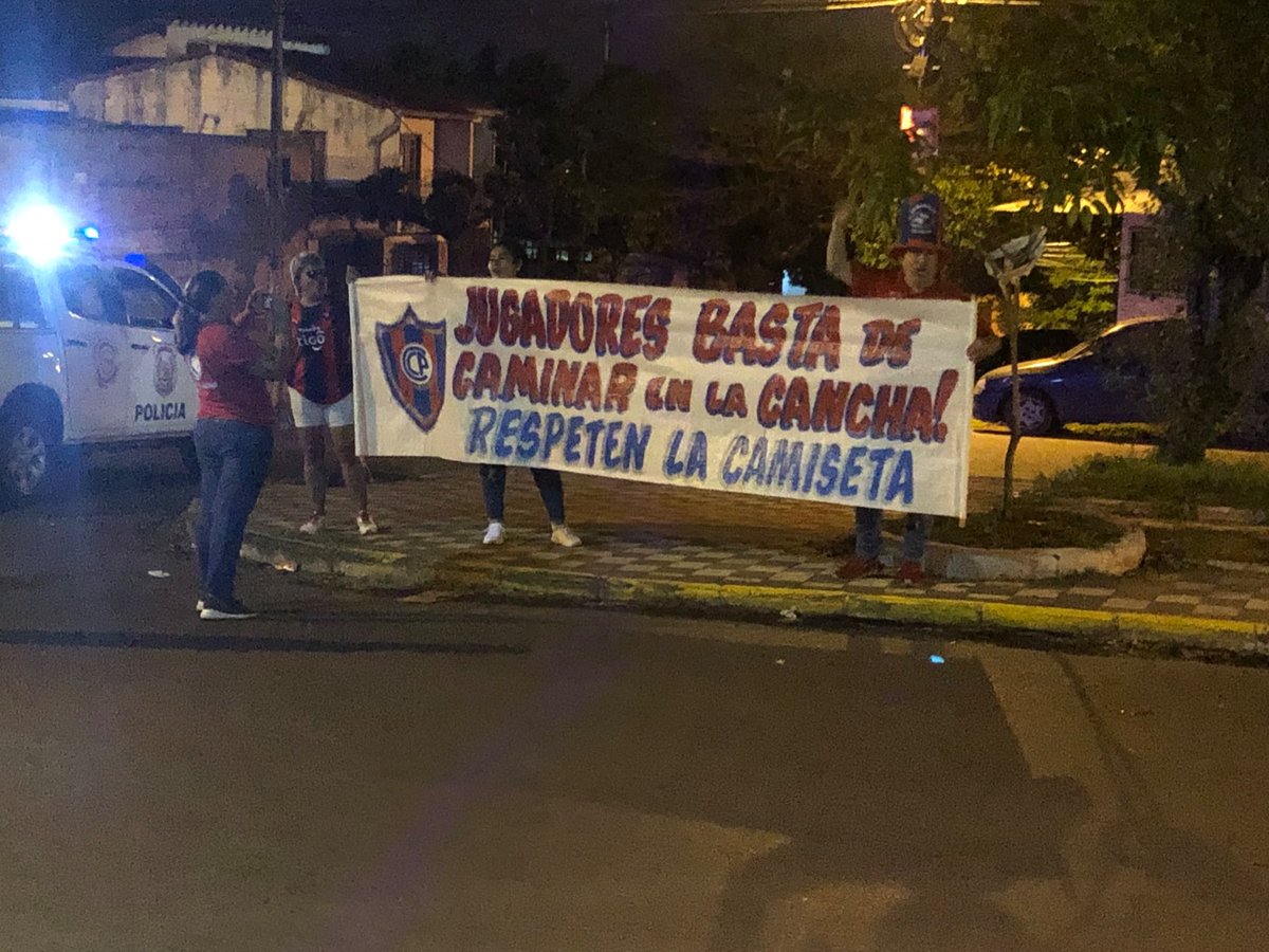 Hinchas de Cerro Porteño se manifiestan tras la derrota en el superclásico.
