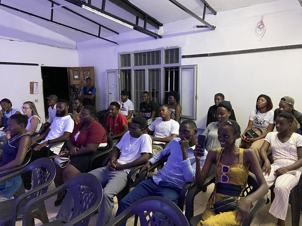 Locosporcultura's tweet photo. Fue una tarde interesante… #Tarde_de_Risas de #Energia_Bantu, @EticulturaG @Locosporcultura #Azul @biyeyema y más https://t.co/j4w2QHrTRR