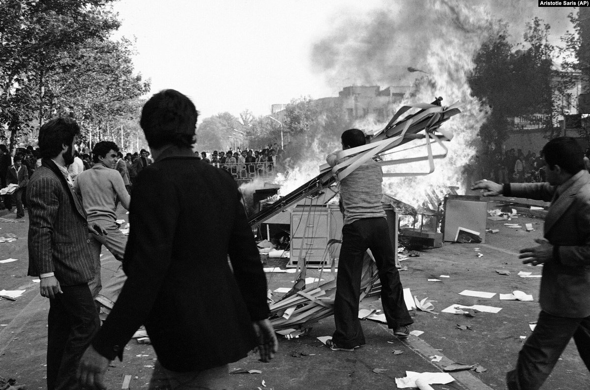 IranHistoryPics's tweet photo. تهران
١۴ آبان ١٣۵٧
#مهسا_امینی https://t.co/2Kz012Qm7u