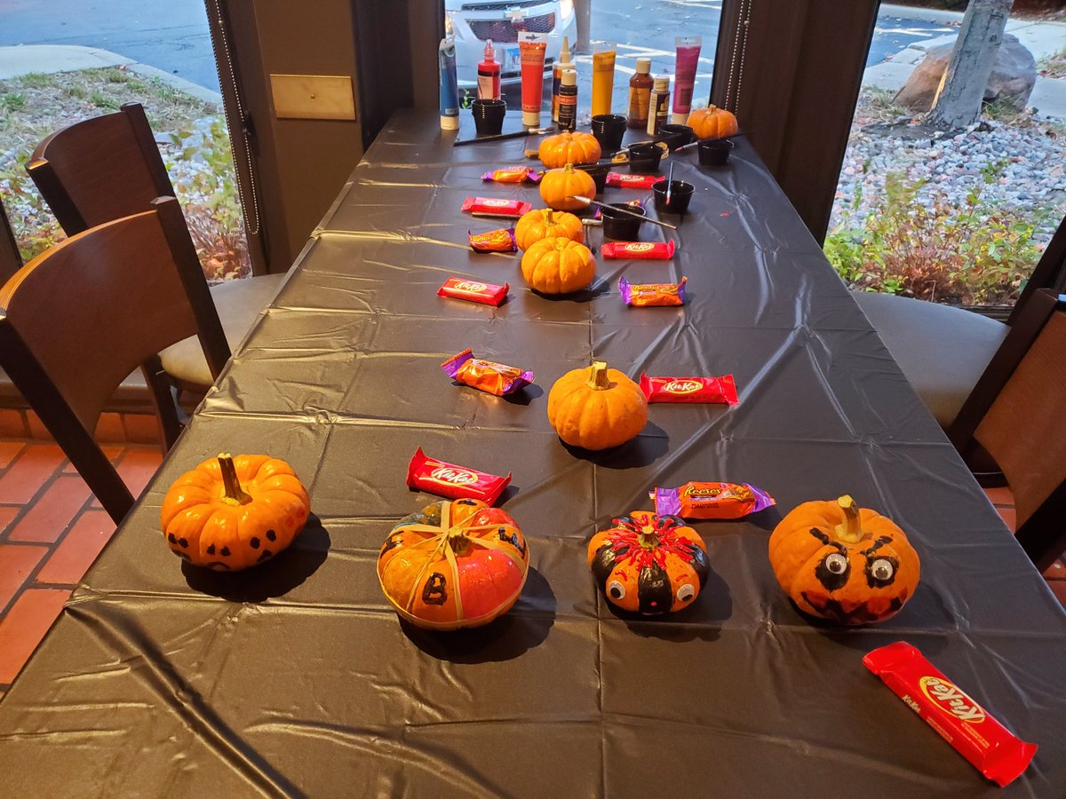 willynillybethy's tweet photo. Pumpkin painting fun at #chilisbolingbrook on this Sunday Funday! @JKouzmanoff @swh7668 https://t.co/b2oQGjlPTt