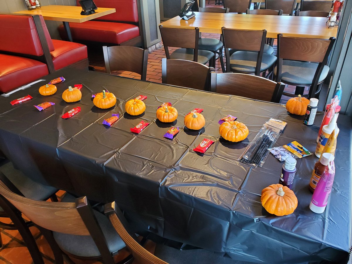 willynillybethy's tweet photo. Pumpkin painting fun at #chilisbolingbrook on this Sunday Funday! @JKouzmanoff @swh7668 https://t.co/b2oQGjlPTt