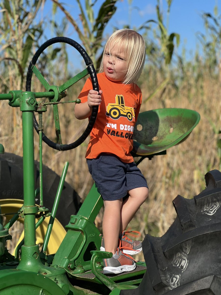 QueenRusskiy's tweet photo. Before going into big news week 👀 did some pumpkin 🎃 patch with my mini me. Make memories while it last 🖤 then they turn 13 and tell you to shut their bedroom door 😂
#cryptomom #cryptoparents #HalloweenEnds https://t.co/tOfyUKLIN7