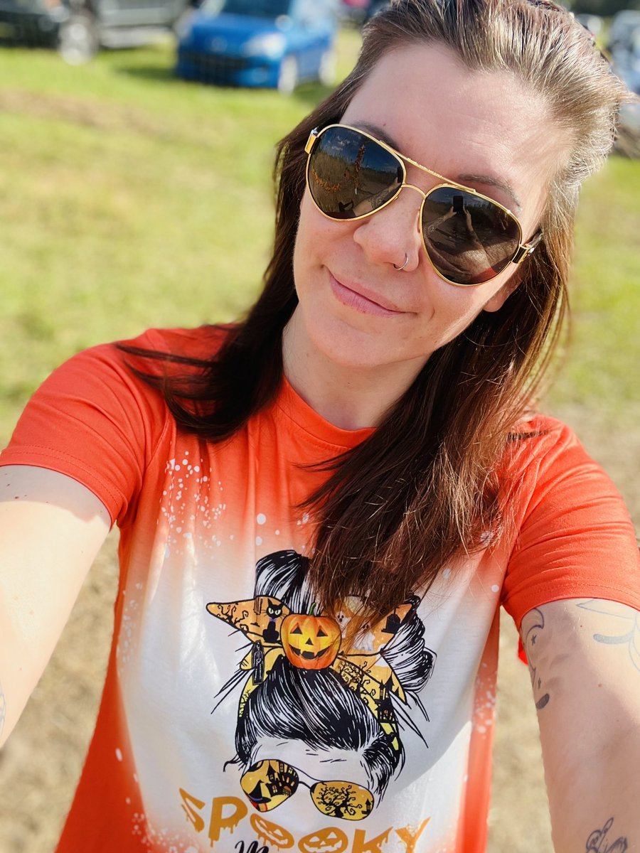 QueenRusskiy's tweet photo. Before going into big news week 👀 did some pumpkin 🎃 patch with my mini me. Make memories while it last 🖤 then they turn 13 and tell you to shut their bedroom door 😂
#cryptomom #cryptoparents #HalloweenEnds https://t.co/tOfyUKLIN7