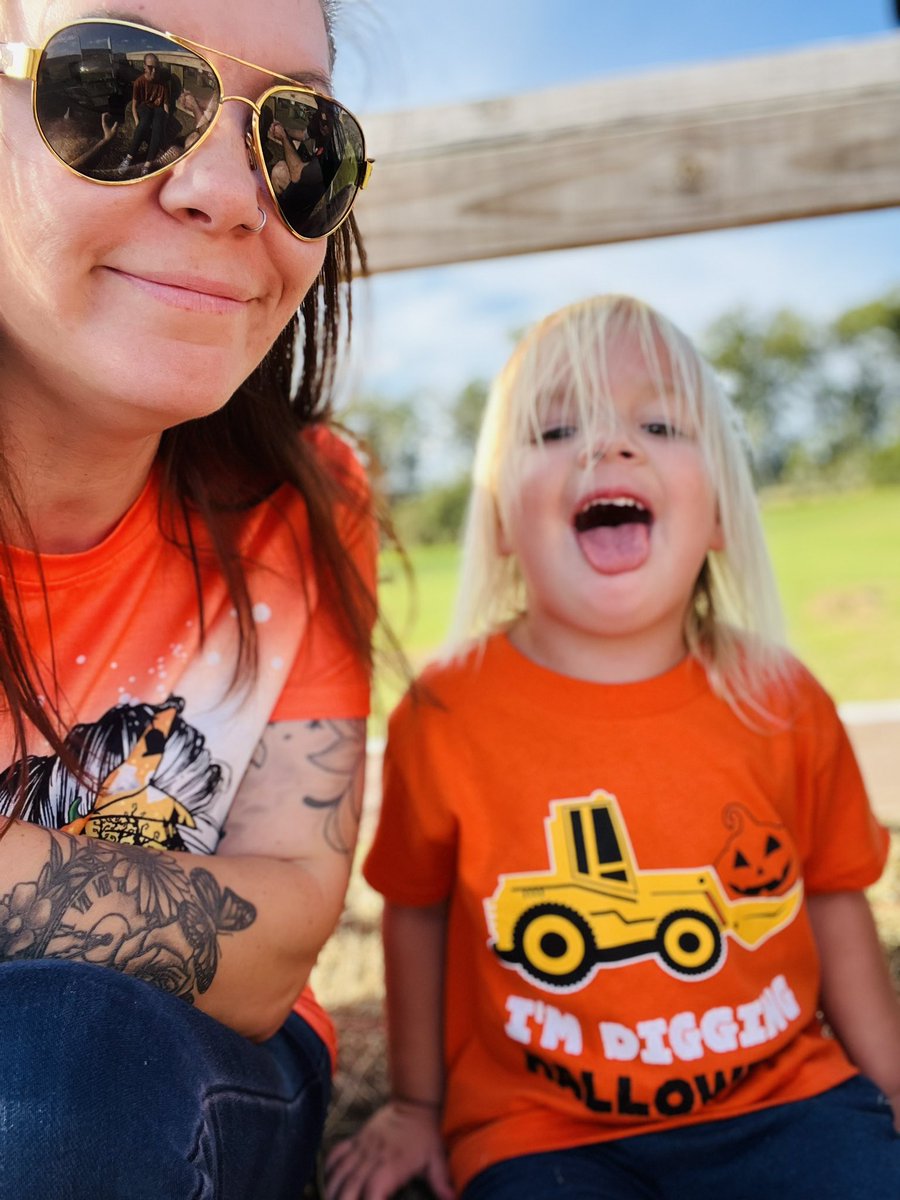 QueenRusskiy's tweet photo. Before going into big news week 👀 did some pumpkin 🎃 patch with my mini me. Make memories while it last 🖤 then they turn 13 and tell you to shut their bedroom door 😂
#cryptomom #cryptoparents #HalloweenEnds https://t.co/tOfyUKLIN7