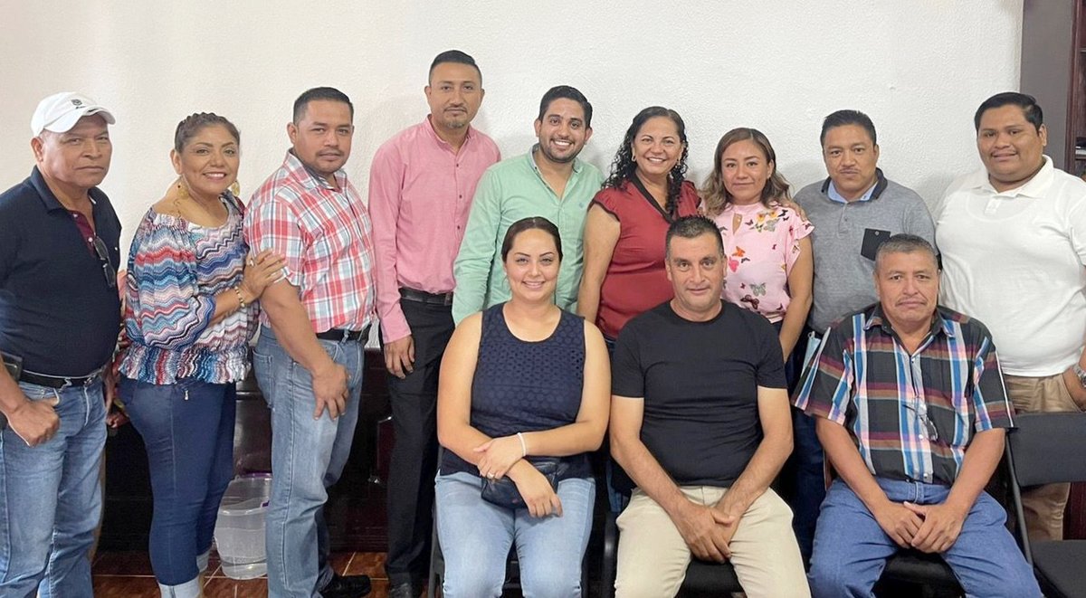 PRIVeracruz_'s tweet photo. Cumpliendo con las tareas de las Secretarías de Acción Electoral y Operación Política, los secretarios @FernandoKuriMX y @cesaromar_14 fortalecen los vínculos de trabajo con el priismo de #Tamalín.

En esta reunión de trabajo participó nuestra Presidenta Municipal, Erika Burgos. https://t.co/4daSvSz2i3