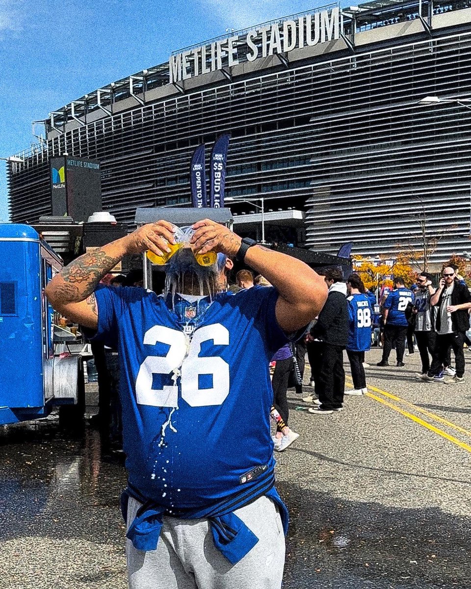 BLS_XXC's tweet photo. First time at MetLife 🏟️. Let’s just say it was a success.😎🥃

.
#metlifestadium #NYGiants #Togetherblue #NYG #Giants #NFL https://t.co/MEhvhlgi8V