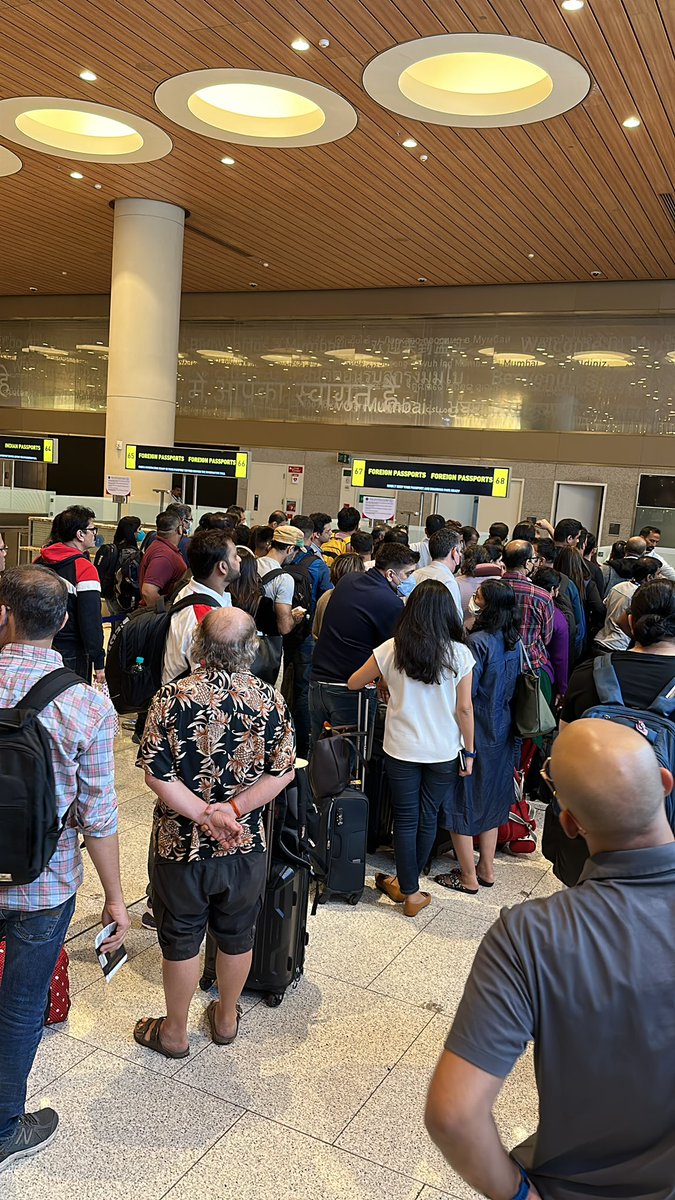 kshitij_shah's tweet photo. @SingaporeAir Again wait in immigration line for 1 hour for #sq423. No @SingaporeAir staff around to help or hasten process. Absolute disregard for passengers. https://t.co/s90m1QRaDx