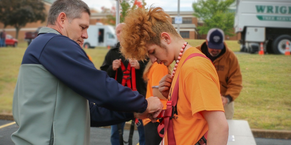 MidAmCarpenters's tweet image. We met a bunch of budding tradesmen and women this week at the Build My Future career expo in Ferguson, MO. High school students got to try out some virtual welding, test their skills at nailing &amp;amp; cutting and competed in our carpentry obstacle course.
#WeBuildStrong #UnionProud