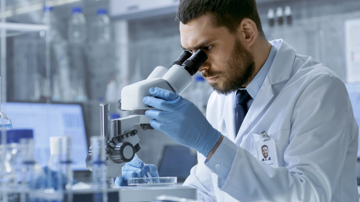 DevanBugbee's tweet photo. Researchers at Altoids creating the perfect crunch https://t.co/TyIlULXNfq