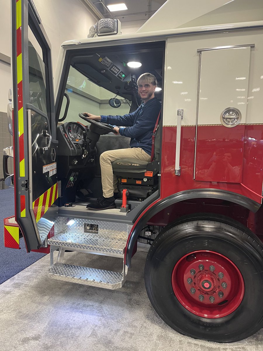 chriispdm's tweet image. Had a blast today getting to chat it up with all the first responders at IACP @FirstNet @Brandon_NTX @Angelinemiguel1 @ForteQiana1 @TheRealJTNTX @JSmthNTX @Rainey_5335 @viangreen411 Can’t wait to hit the block tomorrow with all these hot leads! #NTX #FirstResponders #AddyGang